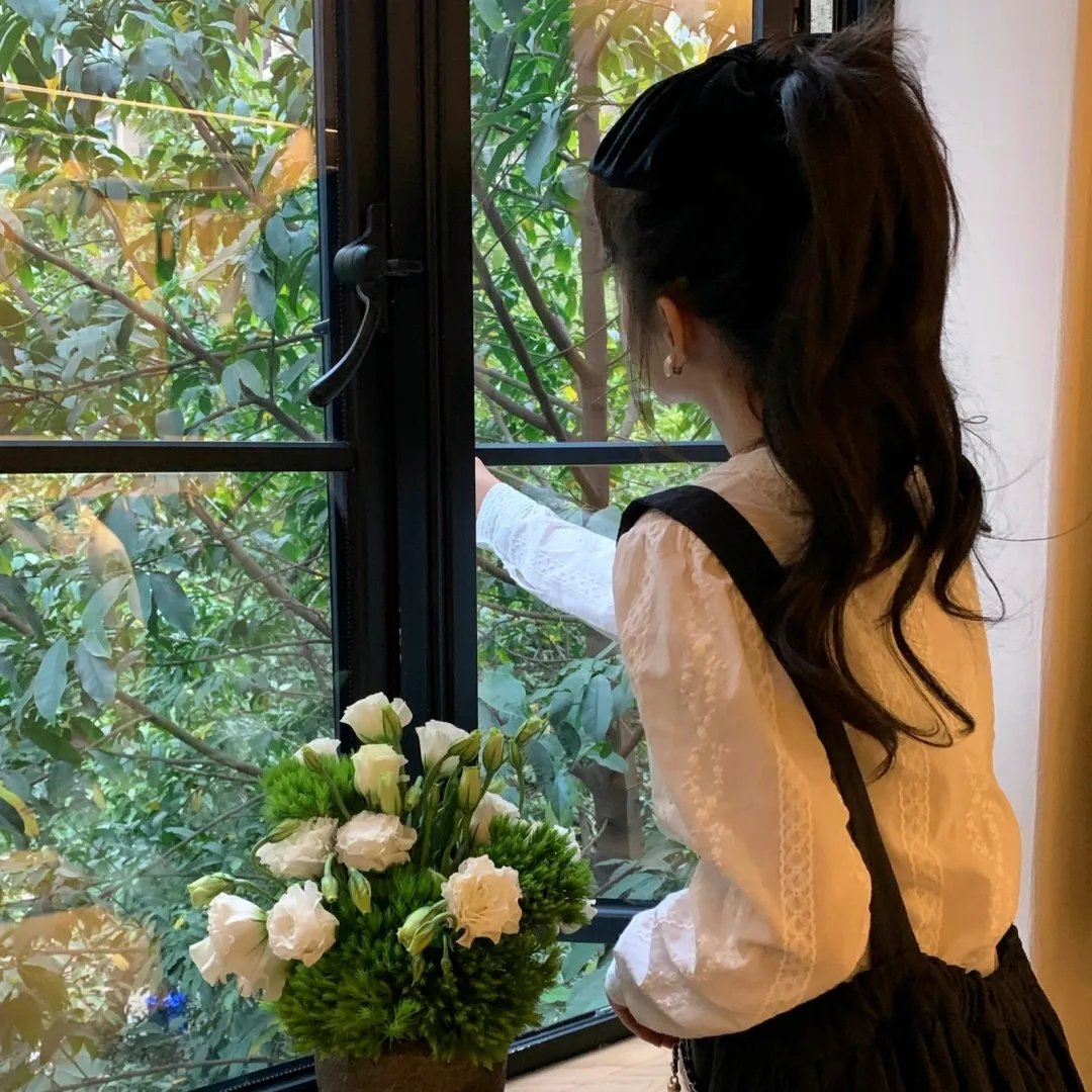 小鬼头上的女人